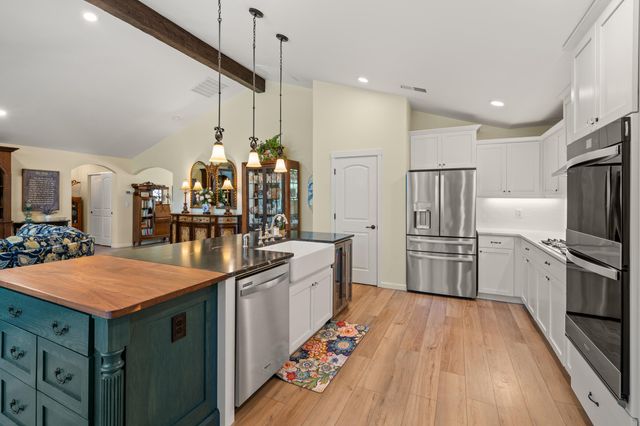 1060 Anglers Place, Shady Cove, OR 97539