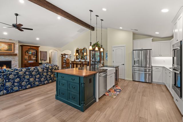 1060 Anglers Place, Shady Cove, OR 97539