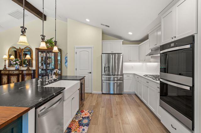 1060 Anglers Place, Shady Cove, OR 97539