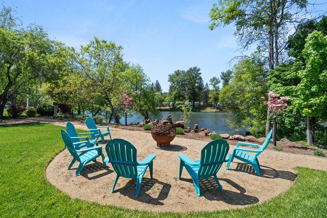 1060 Anglers Place, Shady Cove, OR 97539