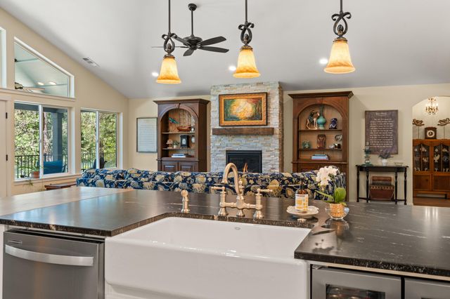 1060 Anglers Place, Shady Cove, OR 97539