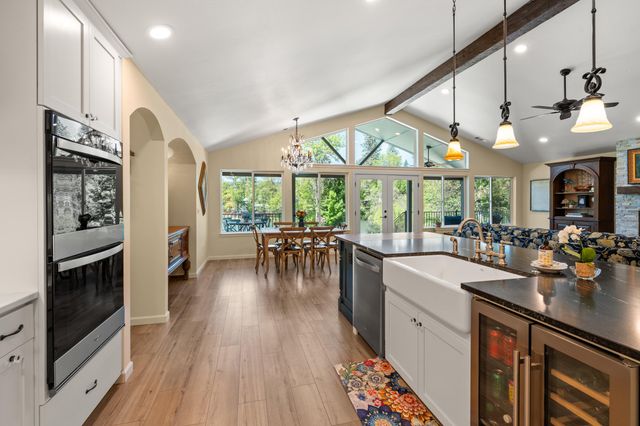 1060 Anglers Place, Shady Cove, OR 97539