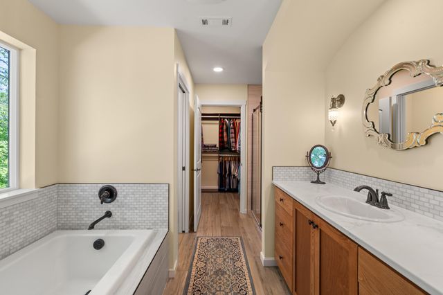 1060 Anglers Place, Shady Cove, OR 97539