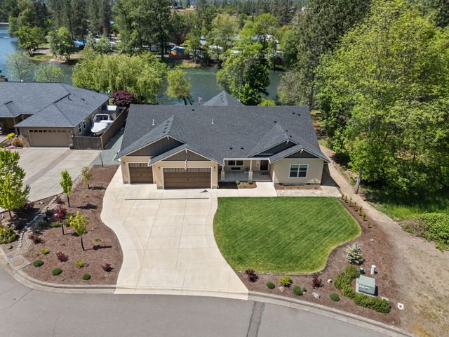 1060 Anglers Place, Shady Cove, OR 97539