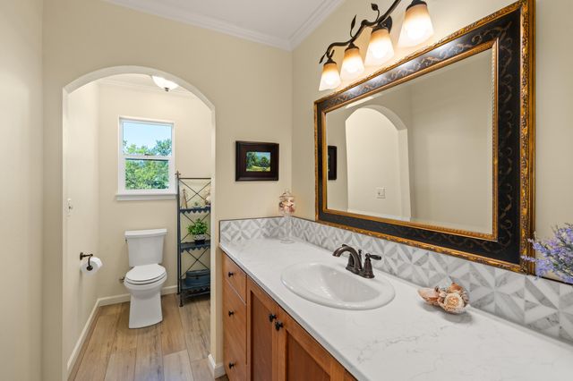 1060 Anglers Place, Shady Cove, OR 97539