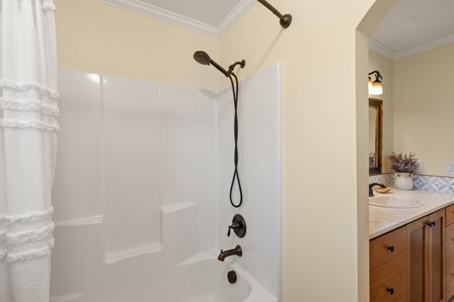 1060 Anglers Place, Shady Cove, OR 97539