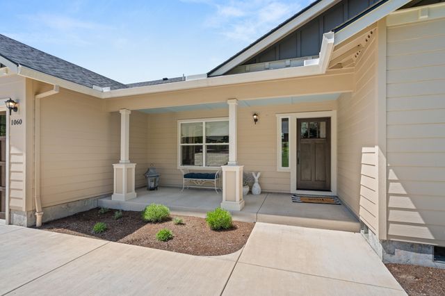 1060 Anglers Place, Shady Cove, OR 97539