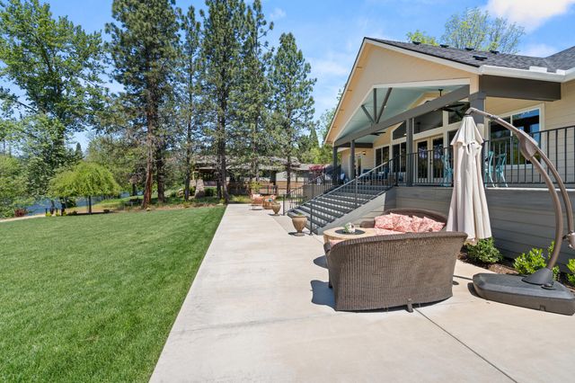 1060 Anglers Place, Shady Cove, OR 97539