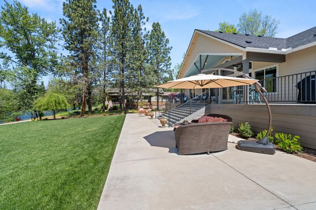 1060 Anglers Place, Shady Cove, OR 97539