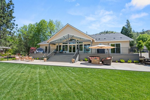 1060 Anglers Place, Shady Cove, OR 97539