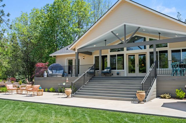 1060 Anglers Place, Shady Cove, OR 97539