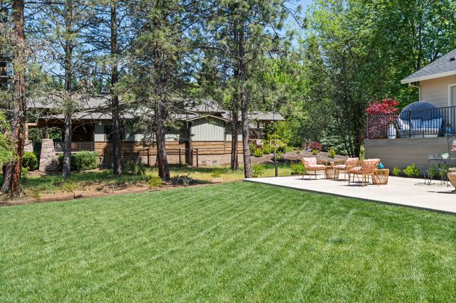 1060 Anglers Place, Shady Cove, OR 97539