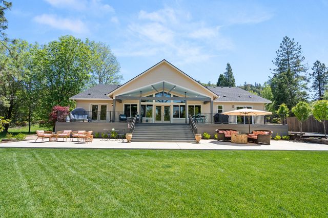 1060 Anglers Place, Shady Cove, OR 97539