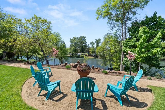 1060 Anglers Place, Shady Cove, OR 97539