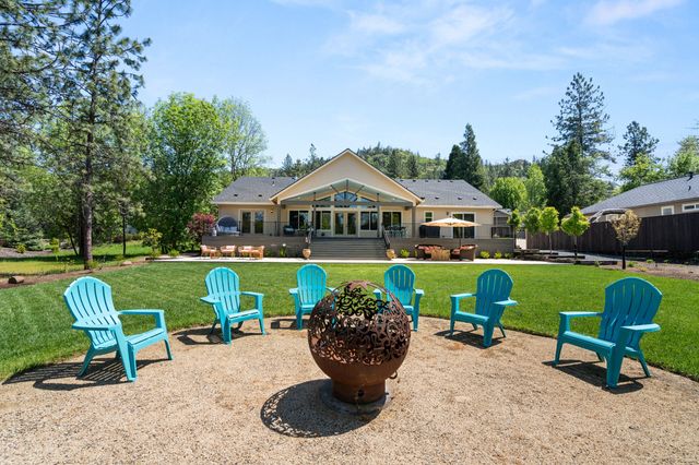 1060 Anglers Place, Shady Cove, OR 97539