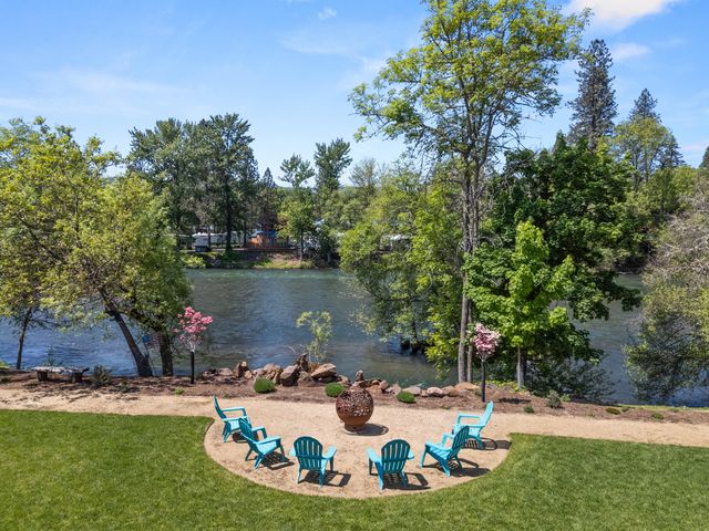 1060 Anglers Place, Shady Cove, OR 97539