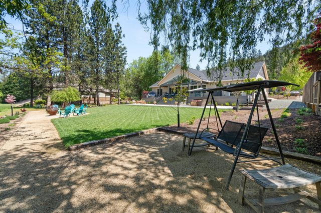 1060 Anglers Place, Shady Cove, OR 97539