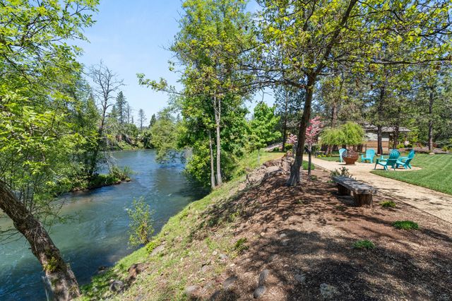 1060 Anglers Place, Shady Cove, OR 97539