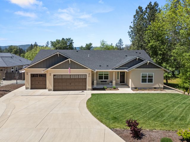 1060 Anglers Place, Shady Cove, OR 97539