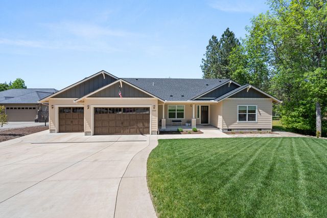 1060 Anglers Place, Shady Cove, OR 97539