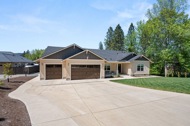 1060 Anglers Place, Shady Cove, OR 97539