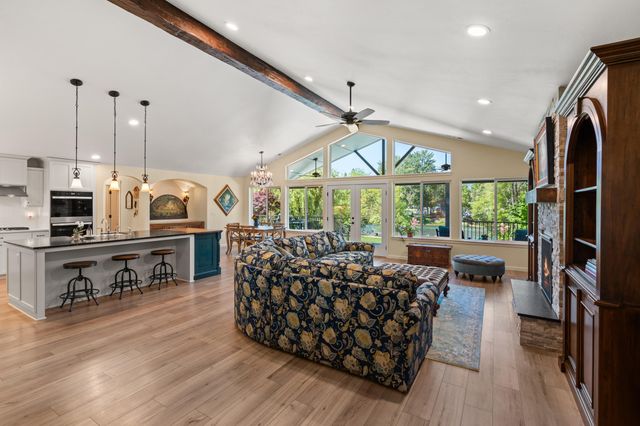 1060 Anglers Place, Shady Cove, OR 97539