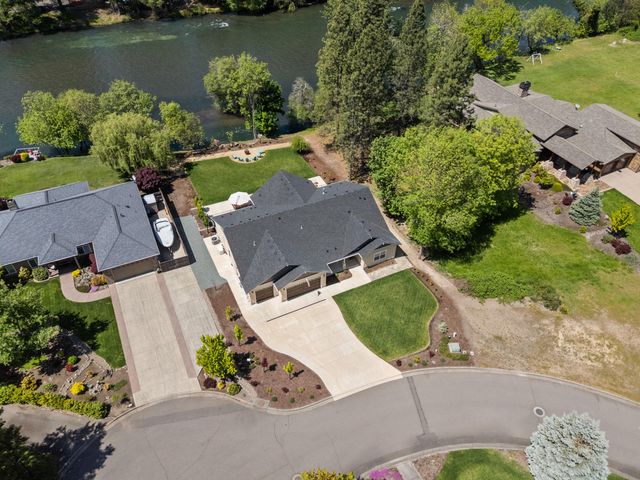1060 Anglers Place, Shady Cove, OR 97539