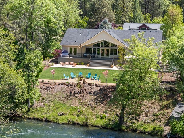 1060 Anglers Place, Shady Cove, OR 97539