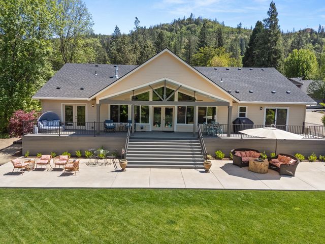 1060 Anglers Place, Shady Cove, OR 97539