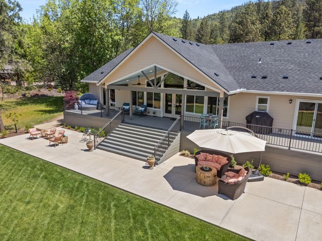 1060 Anglers Place, Shady Cove, OR 97539