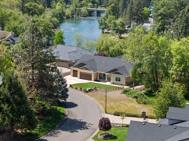 1060 Anglers Place, Shady Cove, OR 97539