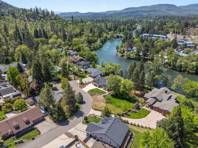 1060 Anglers Place, Shady Cove, OR 97539