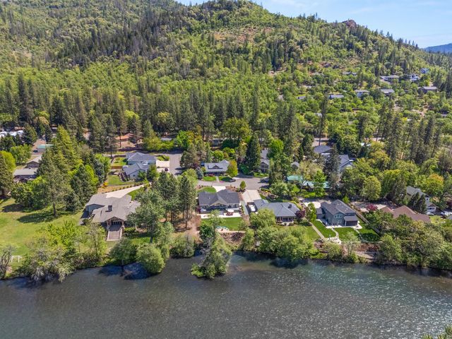 1060 Anglers Place, Shady Cove, OR 97539