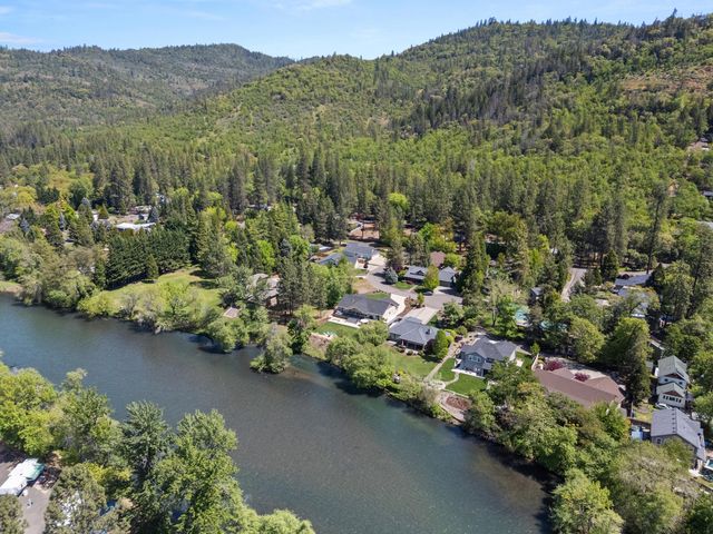 1060 Anglers Place, Shady Cove, OR 97539