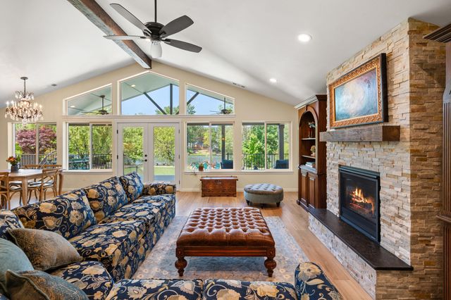 1060 Anglers Place, Shady Cove, OR 97539