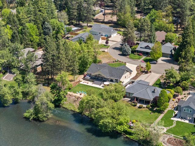 1060 Anglers Place, Shady Cove, OR 97539