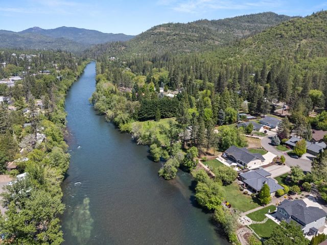 1060 Anglers Place, Shady Cove, OR 97539