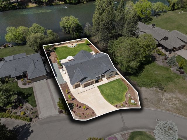 1060 Anglers Place, Shady Cove, OR 97539