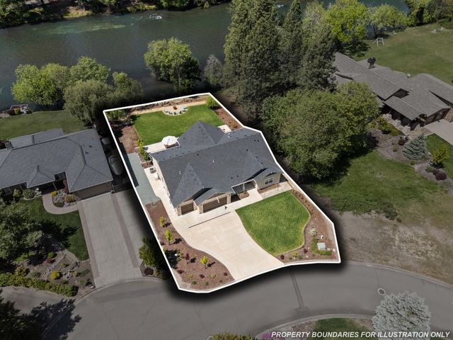 1060 Anglers Place, Shady Cove, OR 97539