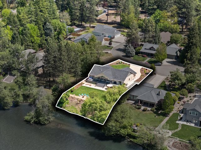 1060 Anglers Place, Shady Cove, OR 97539