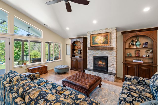 1060 Anglers Place, Shady Cove, OR 97539