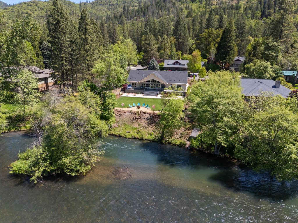1060 Anglers Place, Shady Cove, OR 97539