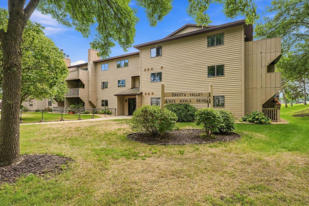 925 Bahls Drive 208, Hastings, MN 55033 — exterior