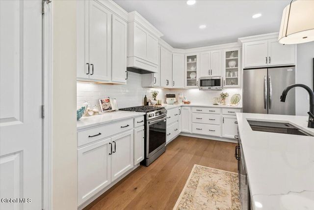 12 Clover Leaf Drive, Halfmoon, NY 12065