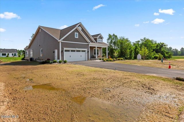 12 Clover Leaf Drive, Halfmoon, NY 12065