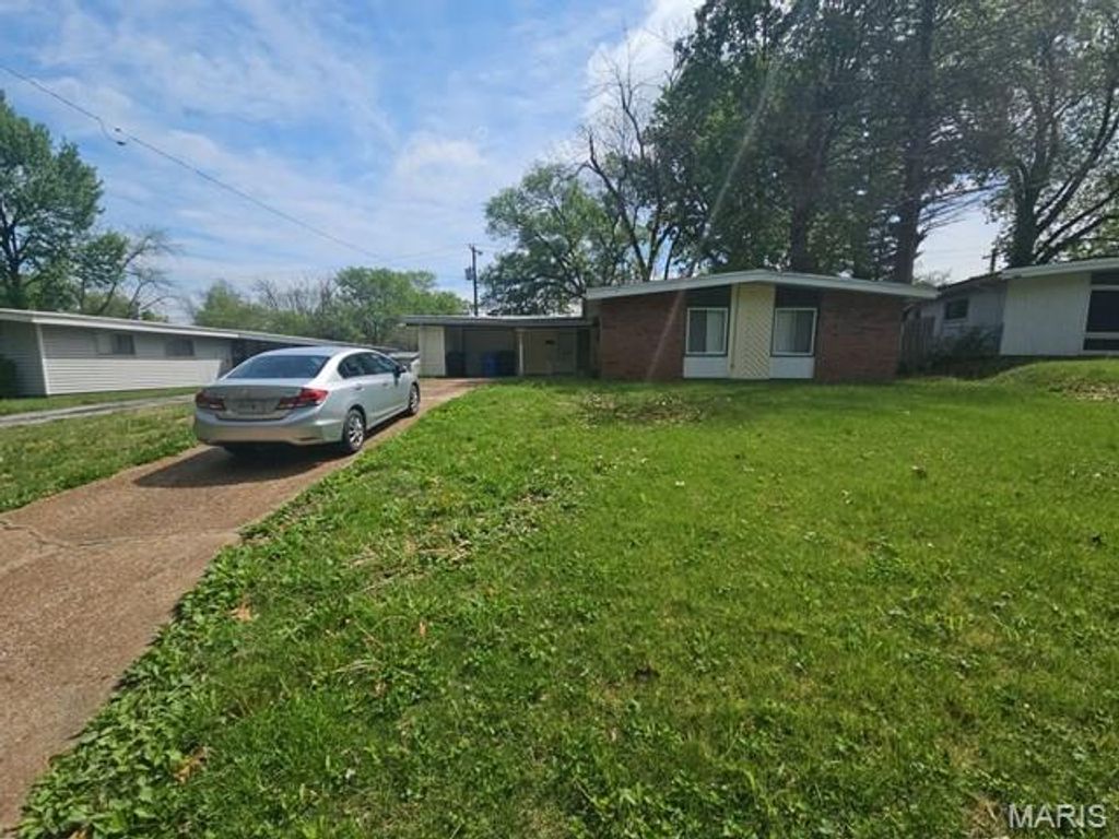340 Holiday Hill Drive, Florissant, MO 63033