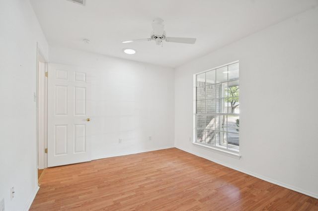 1300 Leah LN, Round Rock, TX 78665