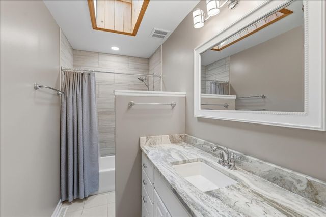 206 Londonderry Court, Mundelein, IL 60060