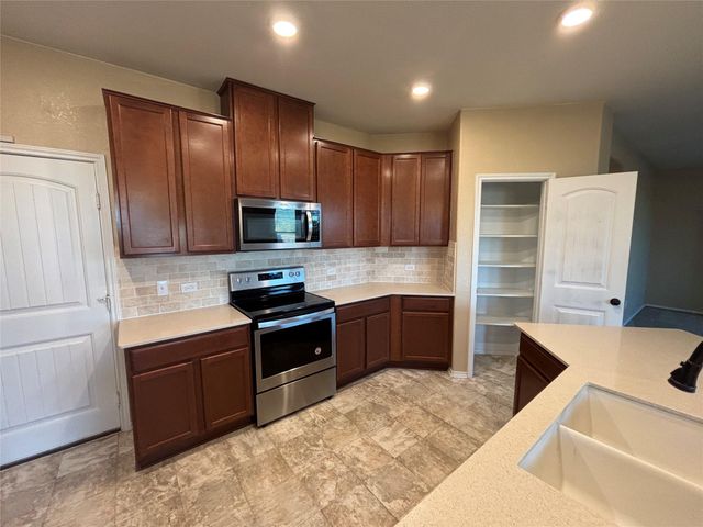120 Schuylerville DR, Elgin, TX 78621