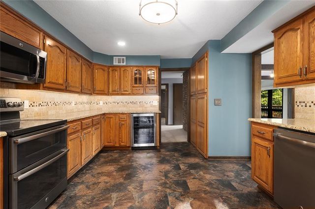 7616 NW Eastside Drive, Weatherby Lake, MO 64152